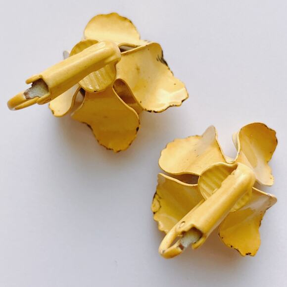 VTG Mid Century Clip On Earrings Yellow Enamel Flower 1950s Mod Retro Colorful - Picture 10 of 10